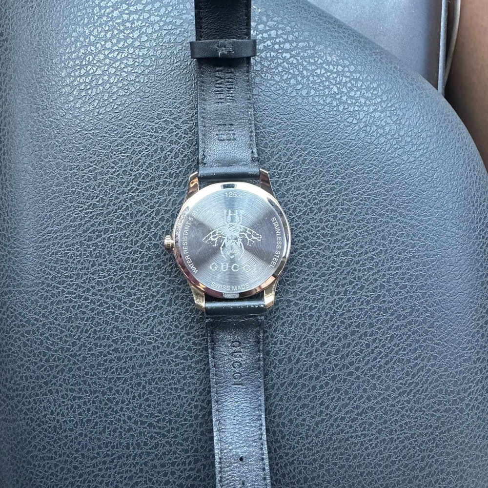 Gucci Black and Gold Watch with Elegant Design - Picture 6 of 6